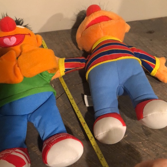 Sesame Street Ernie and Huggable Ernie, Elmo, 2 Kermits, & ornaments Ms Piggy - Picture 16 of 17